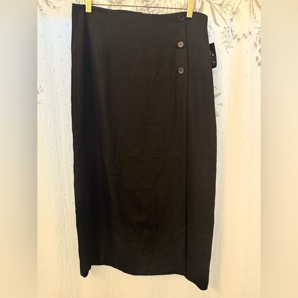 Chic Black Button-Accent Midi Skirt